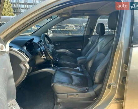 Бежевый Мицубиси Аутлендер, объемом двигателя 3 л и пробегом 358 тыс. км за 7900 $, фото 14 на Automoto.ua