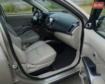 Бежевий Міцубісі Аутлендер, об'ємом двигуна 2.36 л та пробігом 207 тис. км за 10800 $, фото 46 на Automoto.ua