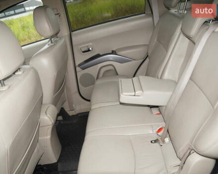 Бежевий Міцубісі Аутлендер, об'ємом двигуна 2.36 л та пробігом 207 тис. км за 10800 $, фото 37 на Automoto.ua