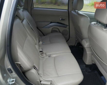 Бежевий Міцубісі Аутлендер, об'ємом двигуна 2.36 л та пробігом 207 тис. км за 10800 $, фото 42 на Automoto.ua