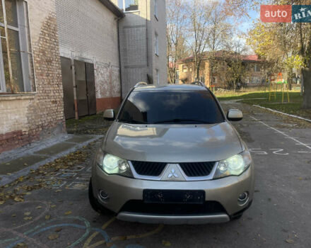 Бежевый Мицубиси Аутлендер, объемом двигателя 3 л и пробегом 246 тыс. км за 8250 $, фото 6 на Automoto.ua