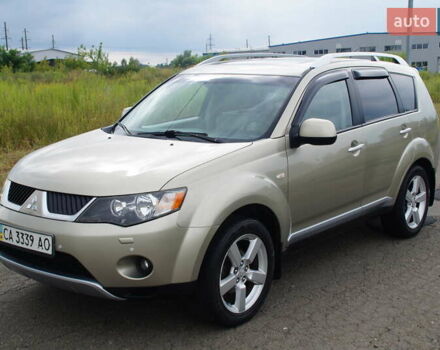 Бежевий Міцубісі Аутлендер, об'ємом двигуна 2.36 л та пробігом 207 тис. км за 10800 $, фото 3 на Automoto.ua