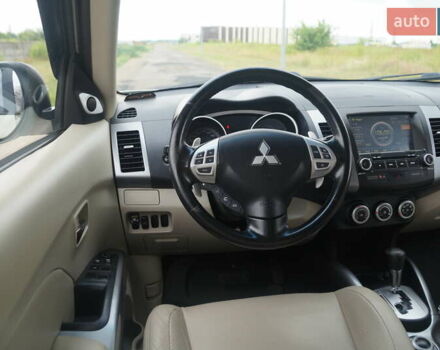Бежевий Міцубісі Аутлендер, об'ємом двигуна 2.36 л та пробігом 207 тис. км за 10800 $, фото 64 на Automoto.ua