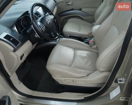 Бежевий Міцубісі Аутлендер, об'ємом двигуна 2.36 л та пробігом 207 тис. км за 10800 $, фото 30 на Automoto.ua