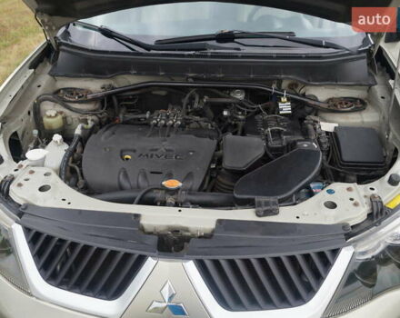 Бежевий Міцубісі Аутлендер, об'ємом двигуна 2.36 л та пробігом 207 тис. км за 10800 $, фото 52 на Automoto.ua