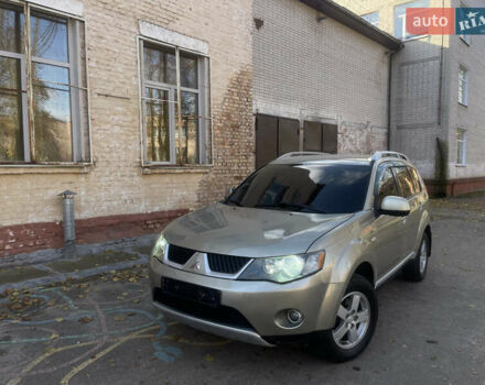 Бежевый Мицубиси Аутлендер, объемом двигателя 3 л и пробегом 246 тыс. км за 8250 $, фото 1 на Automoto.ua