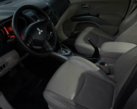 Бежевый Мицубиси Аутлендер, объемом двигателя 3 л и пробегом 223 тыс. км за 10000 $, фото 7 на Automoto.ua