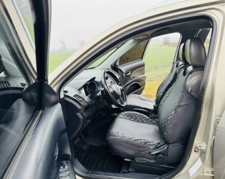 Бежевый Мицубиси Аутлендер, объемом двигателя 2.4 л и пробегом 107 тыс. км за 9900 $, фото 7 на Automoto.ua