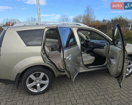 Бежевый Мицубиси Аутлендер, объемом двигателя 2.36 л и пробегом 159 тыс. км за 9683 $, фото 5 на Automoto.ua