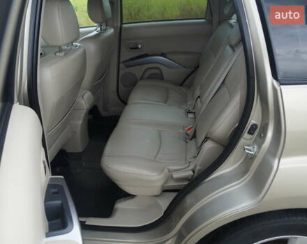 Бежевий Міцубісі Аутлендер, об'ємом двигуна 2.36 л та пробігом 207 тис. км за 10800 $, фото 36 на Automoto.ua