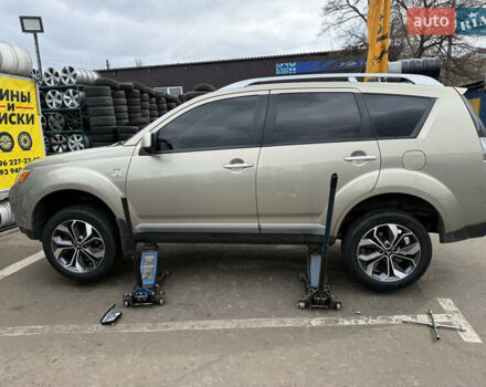 Міцубісі Аутлендер 2008 у Києві на Automoto.ua Бежевий Міцубісі Аутлендер, об'ємом двигуна 3 л та пробігом 337 тис. км за 11900 $, фото 11 на Automoto.ua