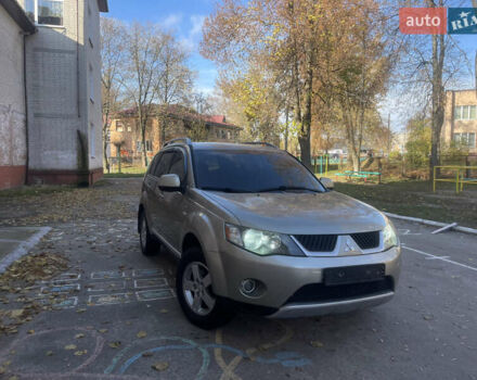 Бежевый Мицубиси Аутлендер, объемом двигателя 3 л и пробегом 246 тыс. км за 8250 $, фото 2 на Automoto.ua