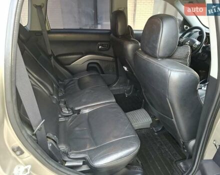 Бежевий Міцубісі Аутлендер, об'ємом двигуна 3 л та пробігом 266 тис. км за 8500 $, фото 7 на Automoto.ua