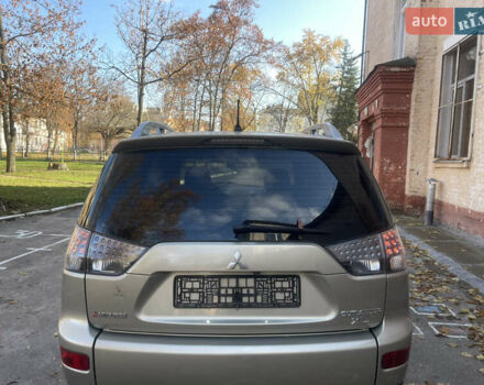 Бежевый Мицубиси Аутлендер, объемом двигателя 3 л и пробегом 246 тыс. км за 8250 $, фото 5 на Automoto.ua