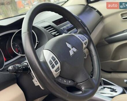 Бежевый Мицубиси Аутлендер, объемом двигателя 3 л и пробегом 178 тыс. км за 9450 $, фото 31 на Automoto.ua