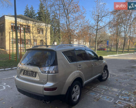 Бежевый Мицубиси Аутлендер, объемом двигателя 3 л и пробегом 246 тыс. км за 8250 $, фото 7 на Automoto.ua