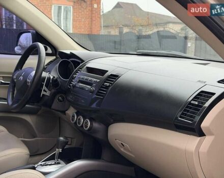 Бежевый Мицубиси Аутлендер, объемом двигателя 3 л и пробегом 178 тыс. км за 9450 $, фото 47 на Automoto.ua