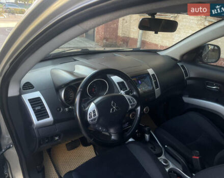 Бежевый Мицубиси Аутлендер, объемом двигателя 3 л и пробегом 246 тыс. км за 8250 $, фото 13 на Automoto.ua