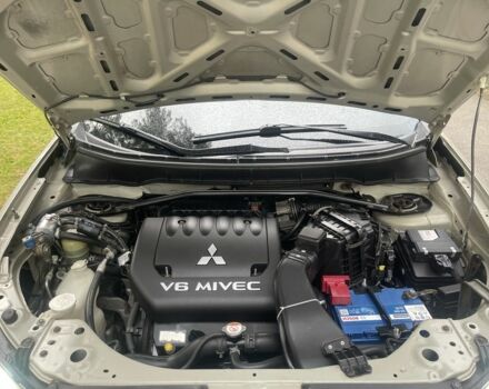 Бежевый Мицубиси Аутлендер, объемом двигателя 3 л и пробегом 240 тыс. км за 8200 $, фото 6 на Automoto.ua