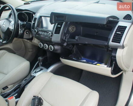 Бежевий Міцубісі Аутлендер, об'ємом двигуна 2.36 л та пробігом 207 тис. км за 10800 $, фото 48 на Automoto.ua