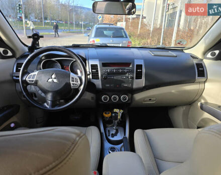 Бежевый Мицубиси Аутлендер, объемом двигателя 2.36 л и пробегом 159 тыс. км за 9683 $, фото 7 на Automoto.ua