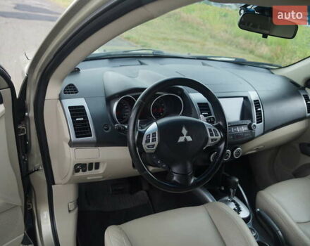 Бежевий Міцубісі Аутлендер, об'ємом двигуна 2.36 л та пробігом 207 тис. км за 10800 $, фото 31 на Automoto.ua