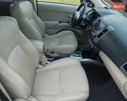 Бежевий Міцубісі Аутлендер, об'ємом двигуна 2.36 л та пробігом 207 тис. км за 10800 $, фото 47 на Automoto.ua