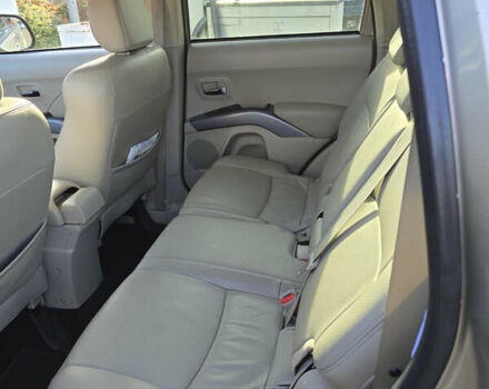 Бежевый Мицубиси Аутлендер, объемом двигателя 2.36 л и пробегом 159 тыс. км за 9683 $, фото 6 на Automoto.ua