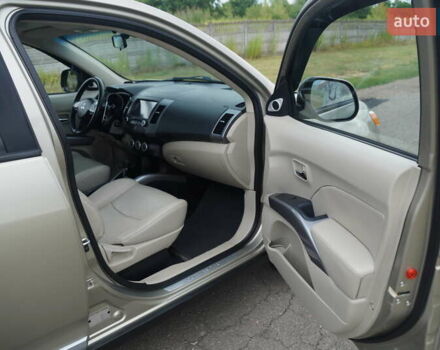 Бежевий Міцубісі Аутлендер, об'ємом двигуна 2.36 л та пробігом 207 тис. км за 10800 $, фото 45 на Automoto.ua