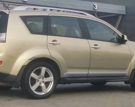 Бежевый Мицубиси Аутлендер, объемом двигателя 2.36 л и пробегом 200 тыс. км за 8300 $, фото 1 на Automoto.ua