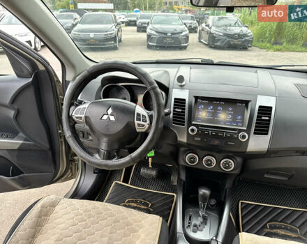 Бежевый Мицубиси Аутлендер, объемом двигателя 2.36 л и пробегом 270 тыс. км за 9700 $, фото 20 на Automoto.ua