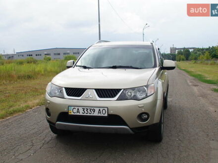Бежевий Міцубісі Аутлендер, об'ємом двигуна 2.36 л та пробігом 207 тис. км за 10800 $, фото 1 на Automoto.ua