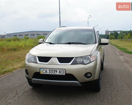 Бежевий Міцубісі Аутлендер, об'ємом двигуна 2.36 л та пробігом 207 тис. км за 10800 $, фото 1 на Automoto.ua