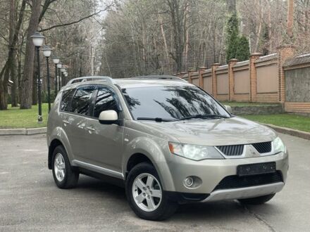 Бежевый Мицубиси Аутлендер, объемом двигателя 3 л и пробегом 240 тыс. км за 8200 $, фото 1 на Automoto.ua