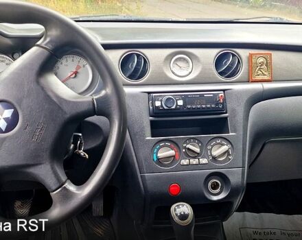 Черный Мицубиси Аутлендер, объемом двигателя 2 л и пробегом 194 тыс. км за 4200 $, фото 2 на Automoto.ua