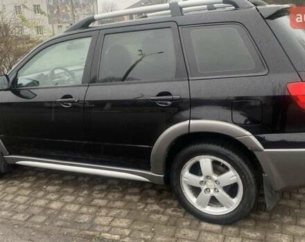 Черный Мицубиси Аутлендер, объемом двигателя 2 л и пробегом 300 тыс. км за 6500 $, фото 2 на Automoto.ua