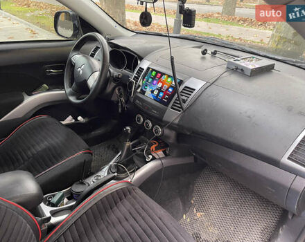 Черный Мицубиси Аутлендер, объемом двигателя 2.4 л и пробегом 300 тыс. км за 8500 $, фото 2 на Automoto.ua