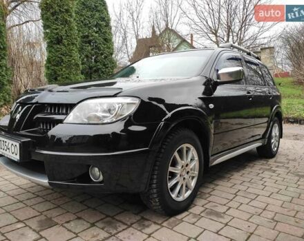 Черный Мицубиси Аутлендер, объемом двигателя 2 л и пробегом 180 тыс. км за 6000 $, фото 1 на Automoto.ua