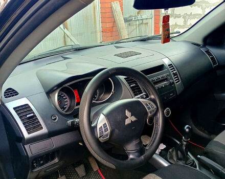 Черный Мицубиси Аутлендер, объемом двигателя 2 л и пробегом 218 тыс. км за 10500 $, фото 2 на Automoto.ua