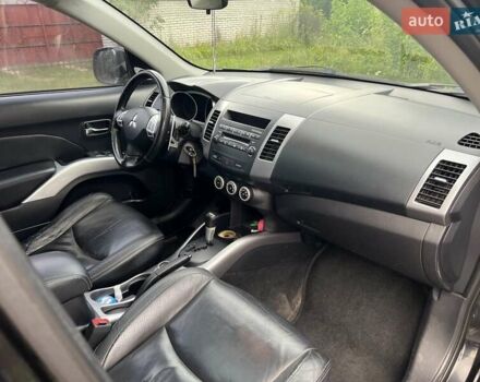 Чорний Міцубісі Аутлендер, об'ємом двигуна 3 л та пробігом 260 тис. км за 10700 $, фото 4 на Automoto.ua