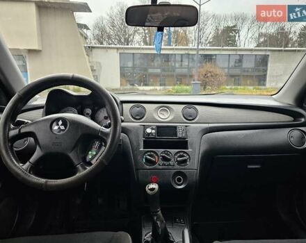 Черный Мицубиси Аутлендер, объемом двигателя 2 л и пробегом 200 тыс. км за 4900 $, фото 2 на Automoto.ua