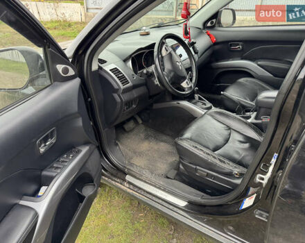 Черный Мицубиси Аутлендер, объемом двигателя 3 л и пробегом 300 тыс. км за 9500 $, фото 6 на Automoto.ua