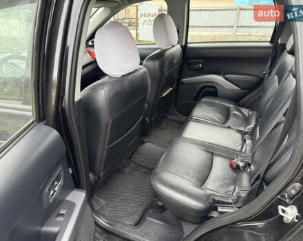 Черный Мицубиси Аутлендер, объемом двигателя 3 л и пробегом 300 тыс. км за 9500 $, фото 1 на Automoto.ua