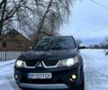 Черный Мицубиси Аутлендер, объемом двигателя 2 л и пробегом 290 тыс. км за 10000 $, фото 1 на Automoto.ua