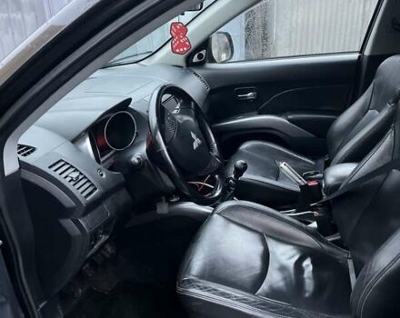 Чорний Міцубісі Аутлендер, об'ємом двигуна 2 л та пробігом 330 тис. км за 4900 $, фото 7 на Automoto.ua