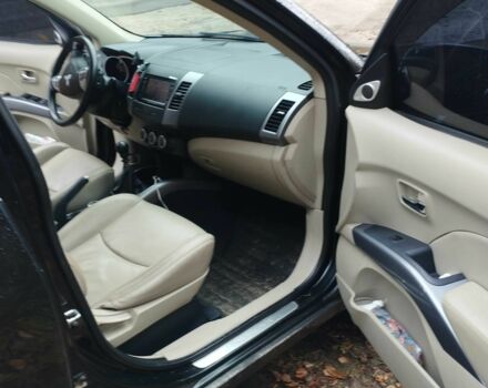 Черный Мицубиси Аутлендер, объемом двигателя 2 л и пробегом 242 тыс. км за 5500 $, фото 6 на Automoto.ua