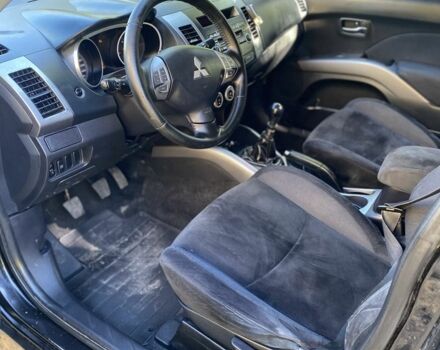 Чорний Міцубісі Аутлендер, об'ємом двигуна 2 л та пробігом 350 тис. км за 4100 $, фото 6 на Automoto.ua
