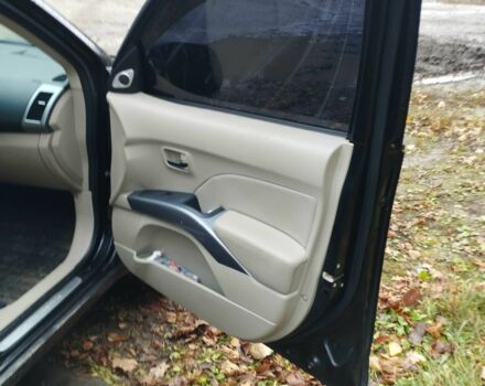 Черный Мицубиси Аутлендер, объемом двигателя 2 л и пробегом 242 тыс. км за 5500 $, фото 5 на Automoto.ua