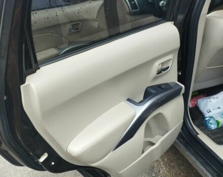 Черный Мицубиси Аутлендер, объемом двигателя 2 л и пробегом 242 тыс. км за 5500 $, фото 8 на Automoto.ua