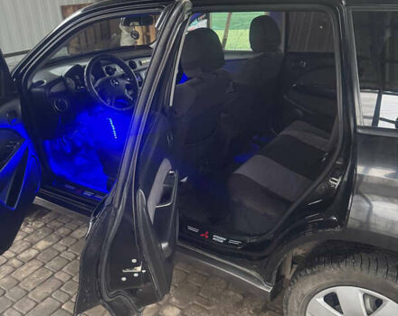 Черный Мицубиси Аутлендер, объемом двигателя 2 л и пробегом 130 тыс. км за 7500 $, фото 4 на Automoto.ua